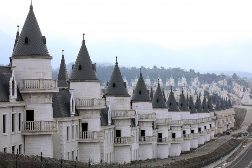 As casas encontram-se na pequena cidade de Mudurni