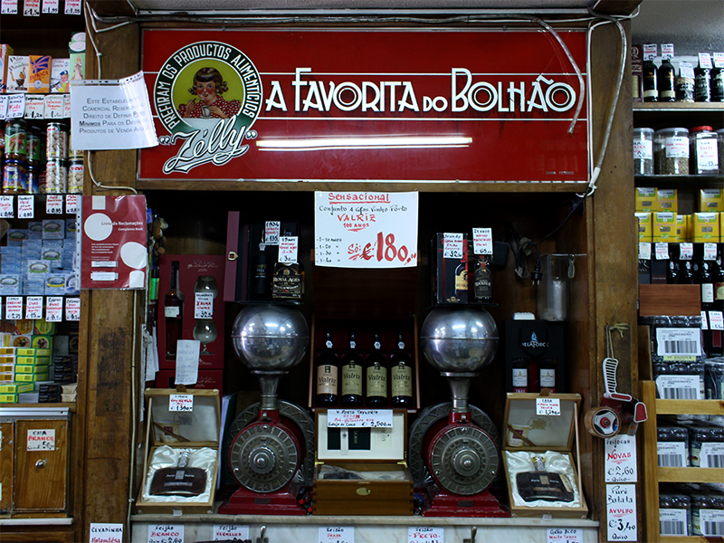 Porto reconheceu 75 lojas “históricas”: 62 já receberam a placa das mãos de Rui Moreira