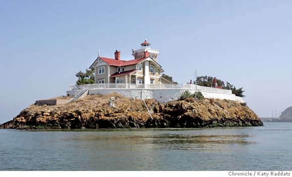 A ilha, com farol e pousada incluídos 