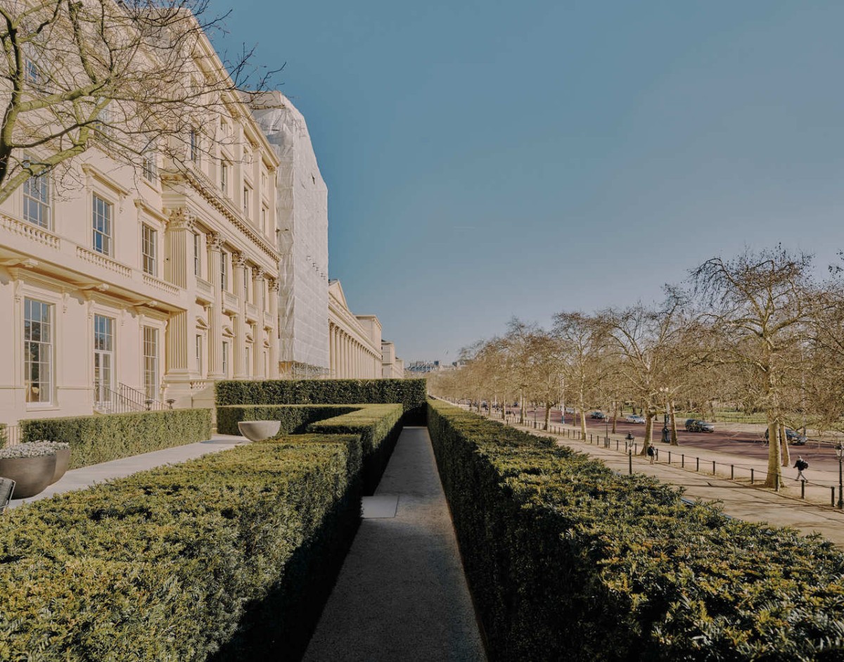 Há no exterior vários jardins