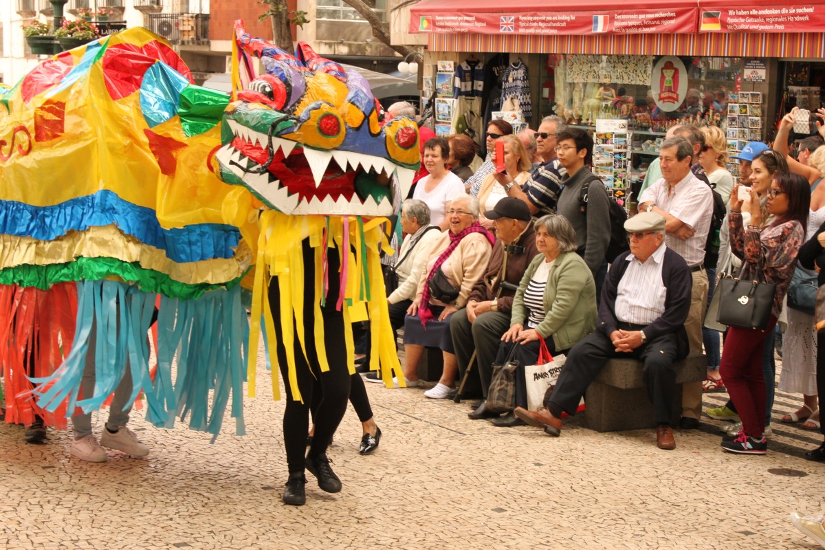 Figuranti nel magico carnevale di Funchal Figuranti nel magico carnevale di Funchal