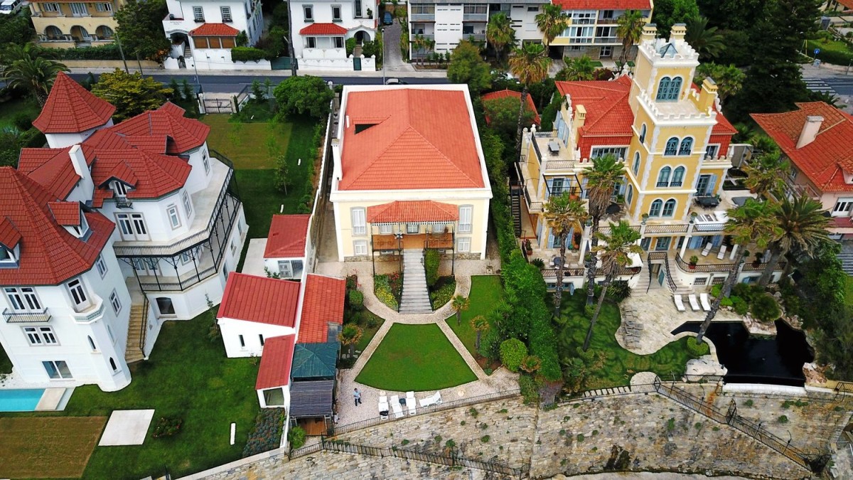 Bird's eye view of the property