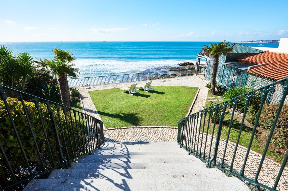 Buy a house on the Portuguese coast