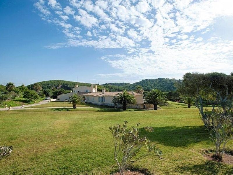 Cette villa portugaise a un ample terrain et offre l'intimité dont vous rêvez