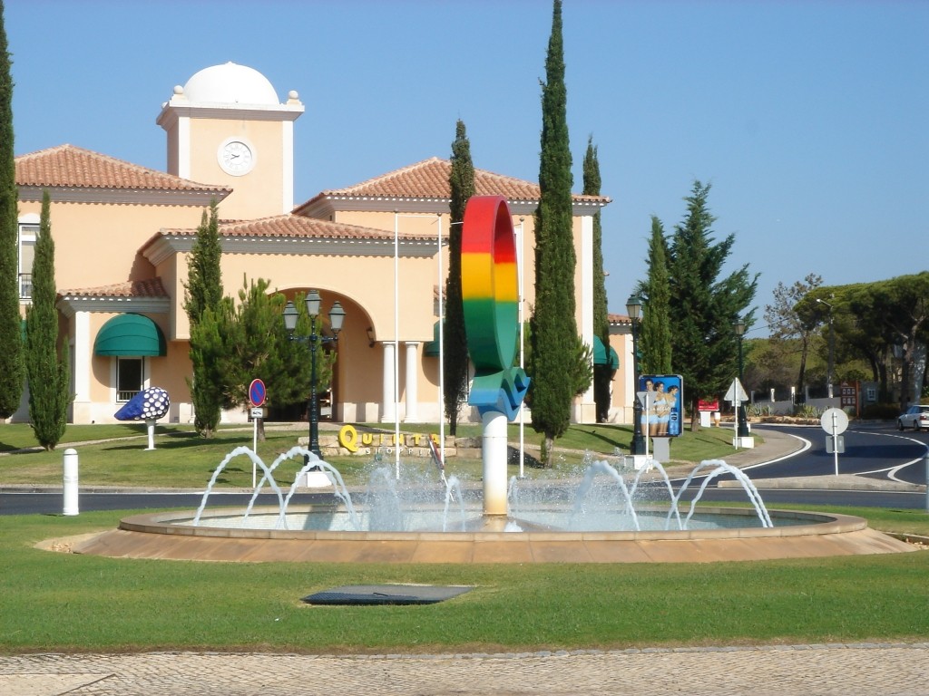 Entrance to the Quinta do Lago's shopping centre / Wikimedia Commons