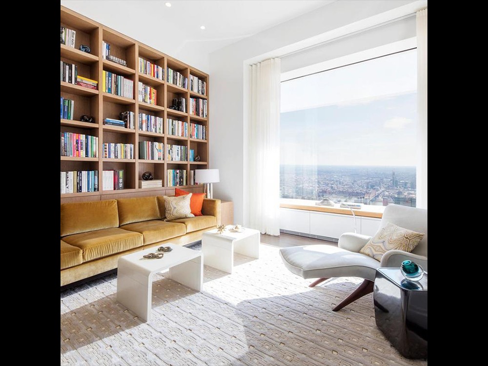 Sala com biblioteca