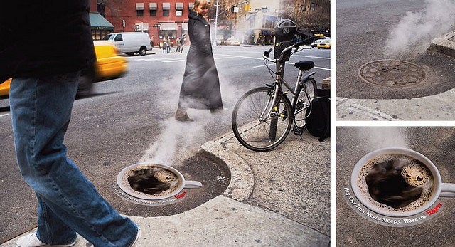 Uma chávena de café a tapar os esgotos