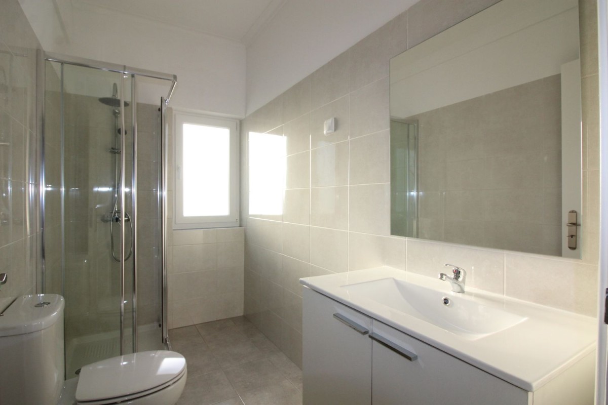 One of the 13 bathrooms
