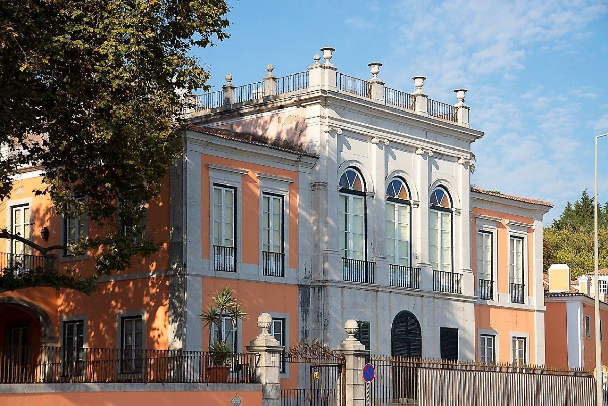 Enorme facciata del palazzo sul fiume Tago