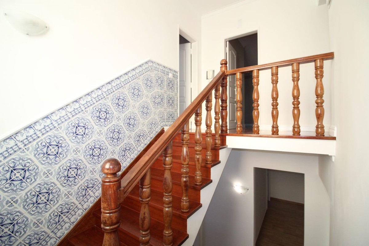 Schody mają piękne, niebieskie portugalskie azulejos na ścianach