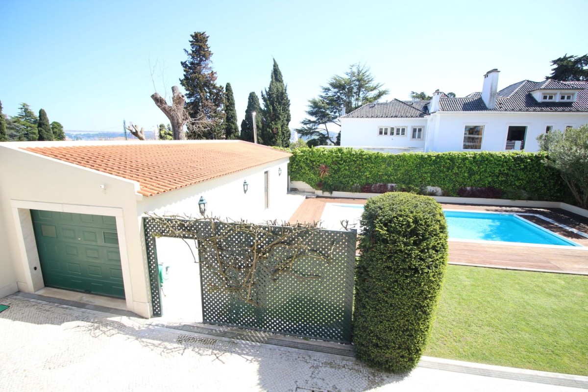 Blick auf den Garten mit Swimmingpool und Garage