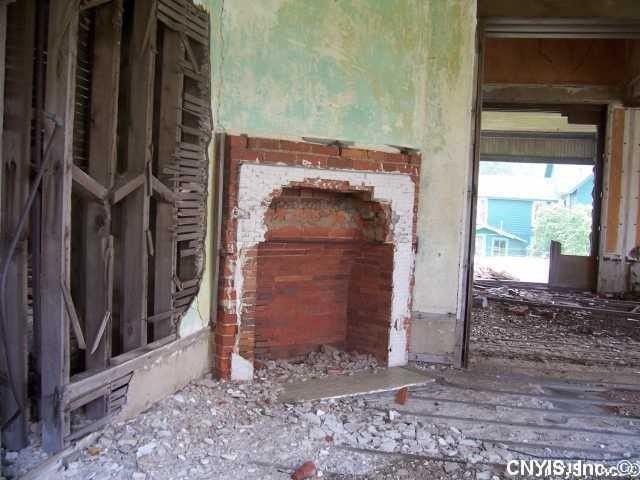 O interior está completamente destruído