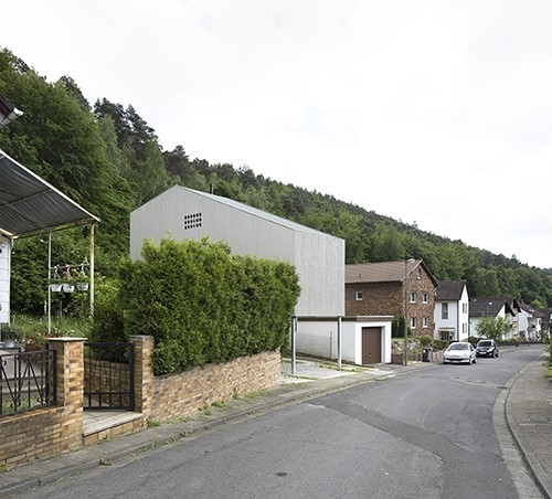 A casa pré-fabricada que aposta nas “estacas” A casa pré-fabricada que aposta nas “estacas”