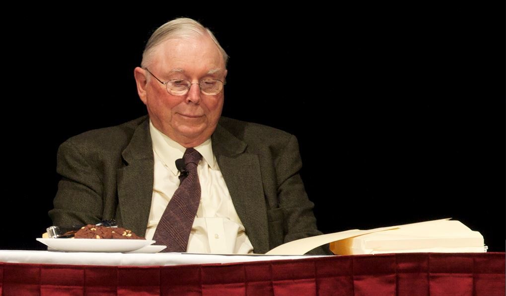 O segredo de Charlie Munger (multimilionário de 95 anos) para ter uma vida longa e feliz 
