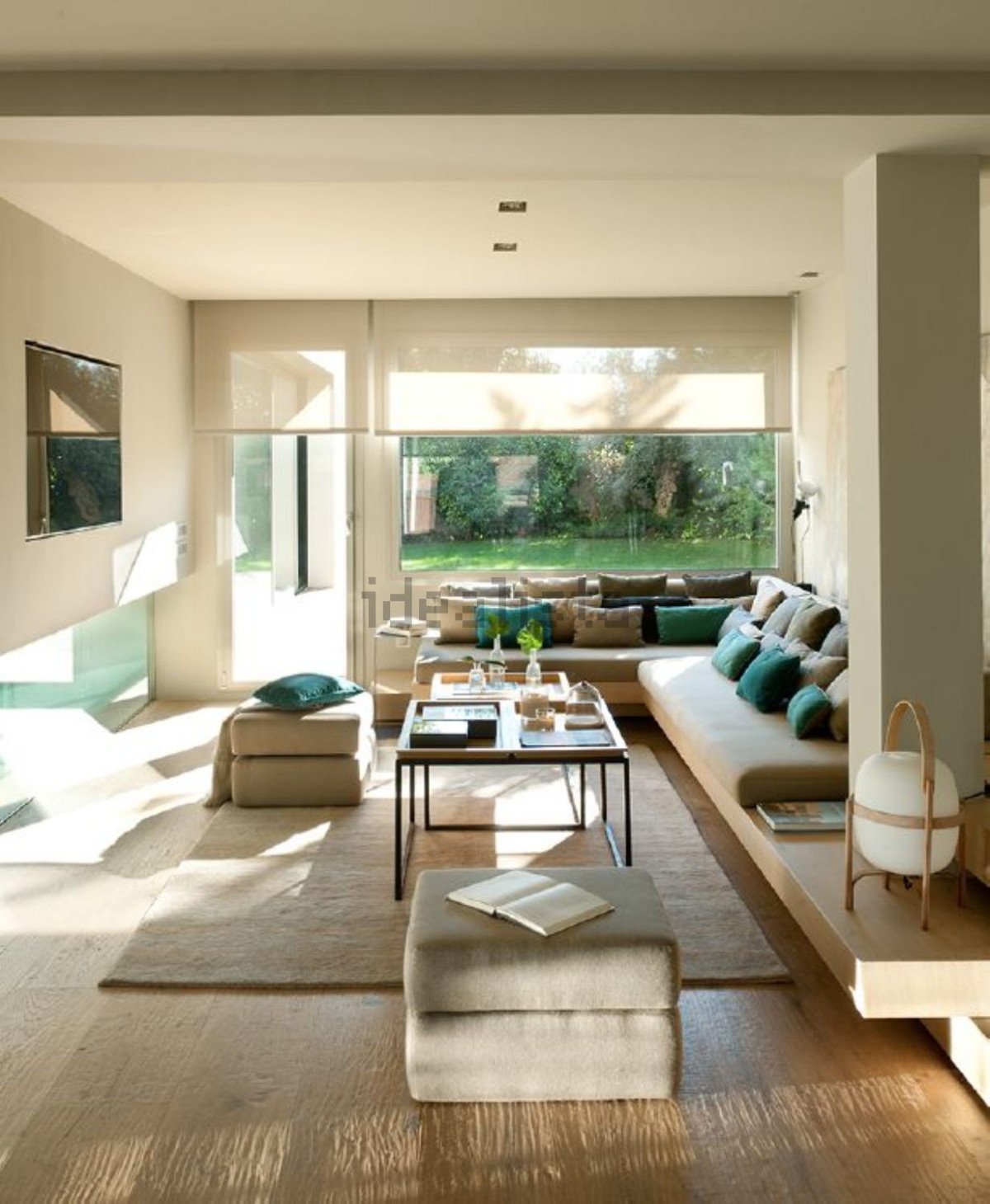 A sala, com vista para o jardim