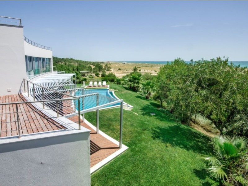 This curving house has the best location in the whole of the Algarve