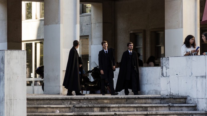 Etudiants en uniformes traditionnels / Flickr