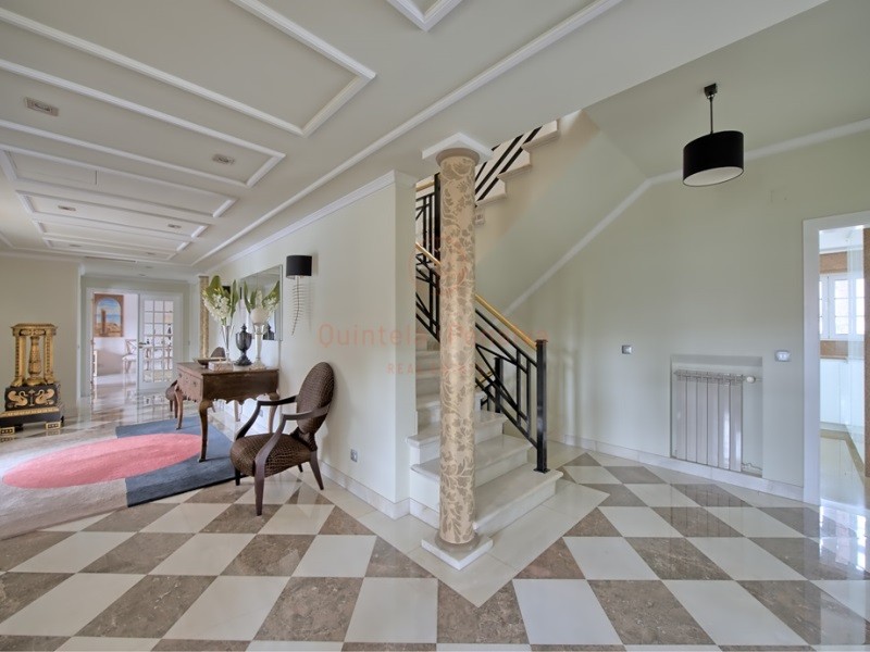 La villa ha pavimenti in marmo dappertutto