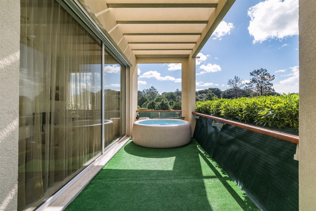 Bain à remous sur le balcon avec une vue magnifique