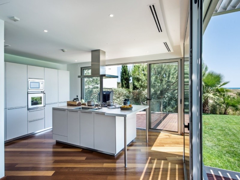 Kitchen with central island and breakfast bar