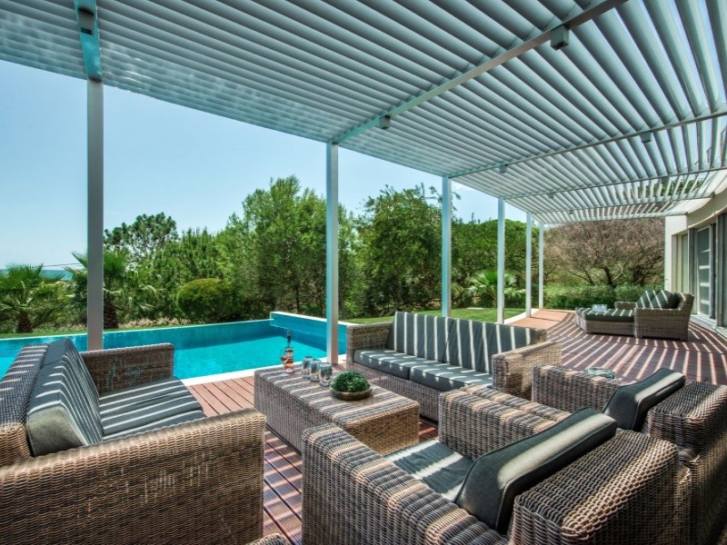 Veranda mit Blick auf den Infinity-Pool
