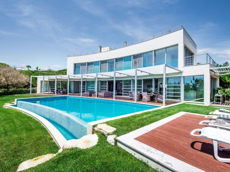 Luxusvilla am Strand mit Infinity-Pool