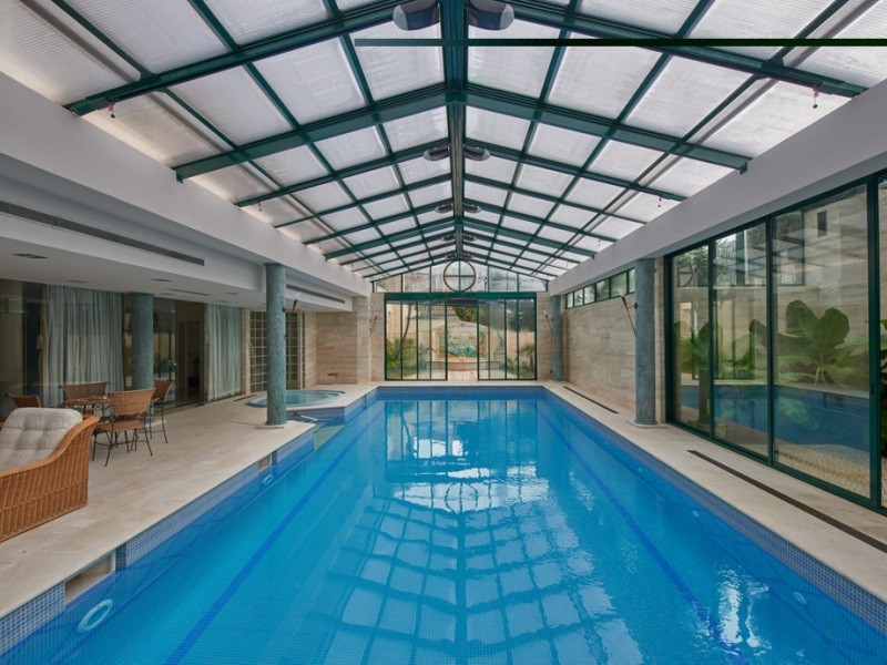 Piscina coperta e riscaldata con idromassaggio