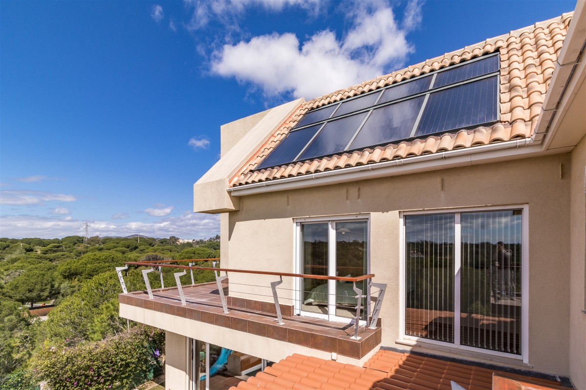 La maison est alimentée par ses propres panneaux solaires