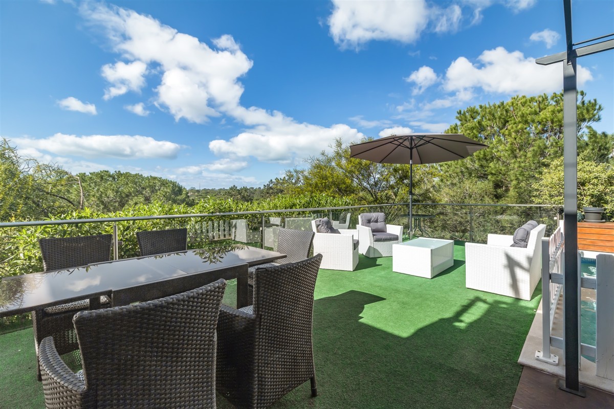 La propriété a une magnifique terrasse extérieure