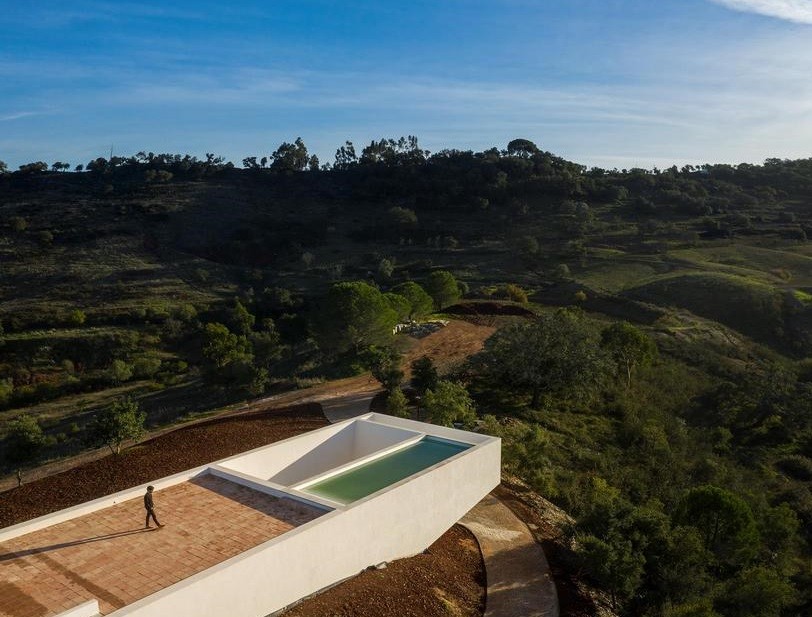 Nesta casa a piscina fica no telhado