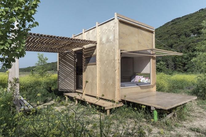 Uma casa pré-fabricada com roldanas Uma casa pré-fabricada com roldanas