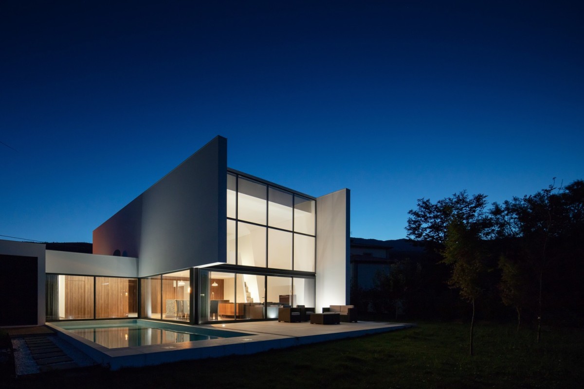 Uma casa “iluminada” e perdida na magnífica paisagem minhota