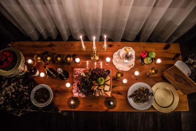 Um banquete com comida típica de GOT Um banquete com comida típica de GOT
