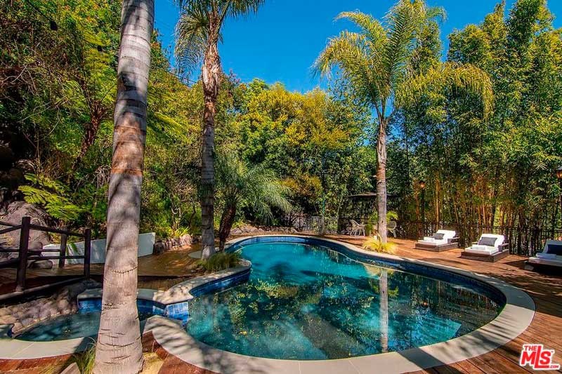 A piscina parece um oásis