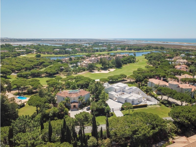 La playa y el campo de golf están justo al lado de la casa