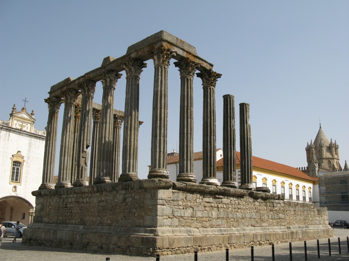 Évora has a strong Roman legacy and artefacts / Wikipedia