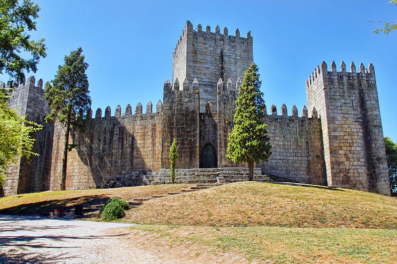 Guimarães Castle / Wikipedia