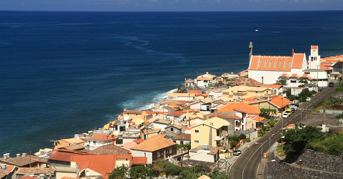 Visit Ribeira das Galinhas on the Island of Madeira / Wikimedia Commons