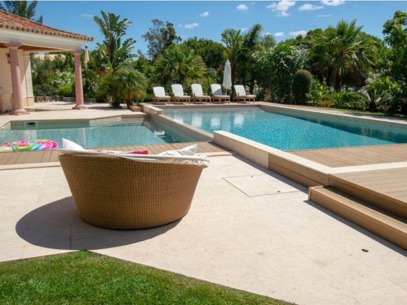 Hay dos piscinas rodeadas de una gran zona de descanso