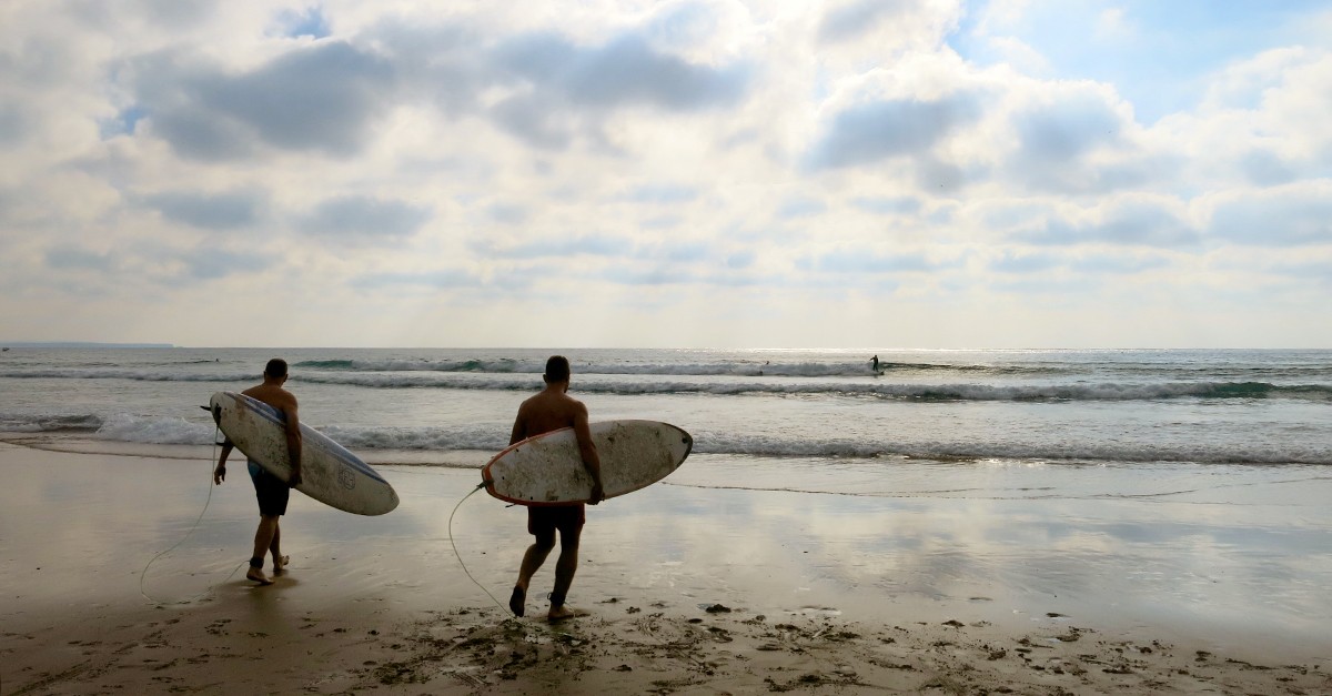 Fai surf nel Parco Nazionale della Costa Vicentina