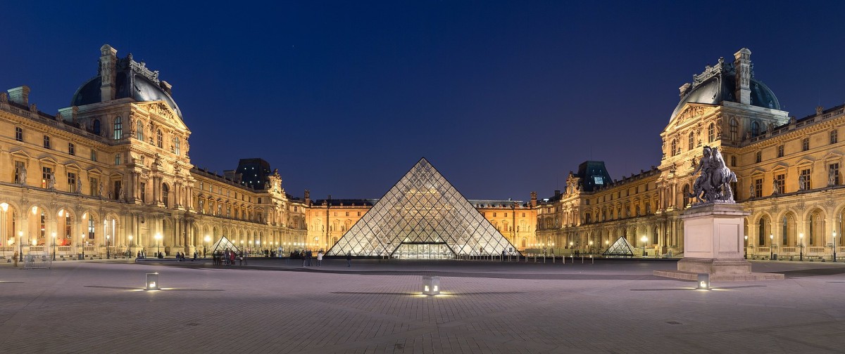 A Pirâmide do Museu do Louvre A Pirâmide do Museu do Louvre