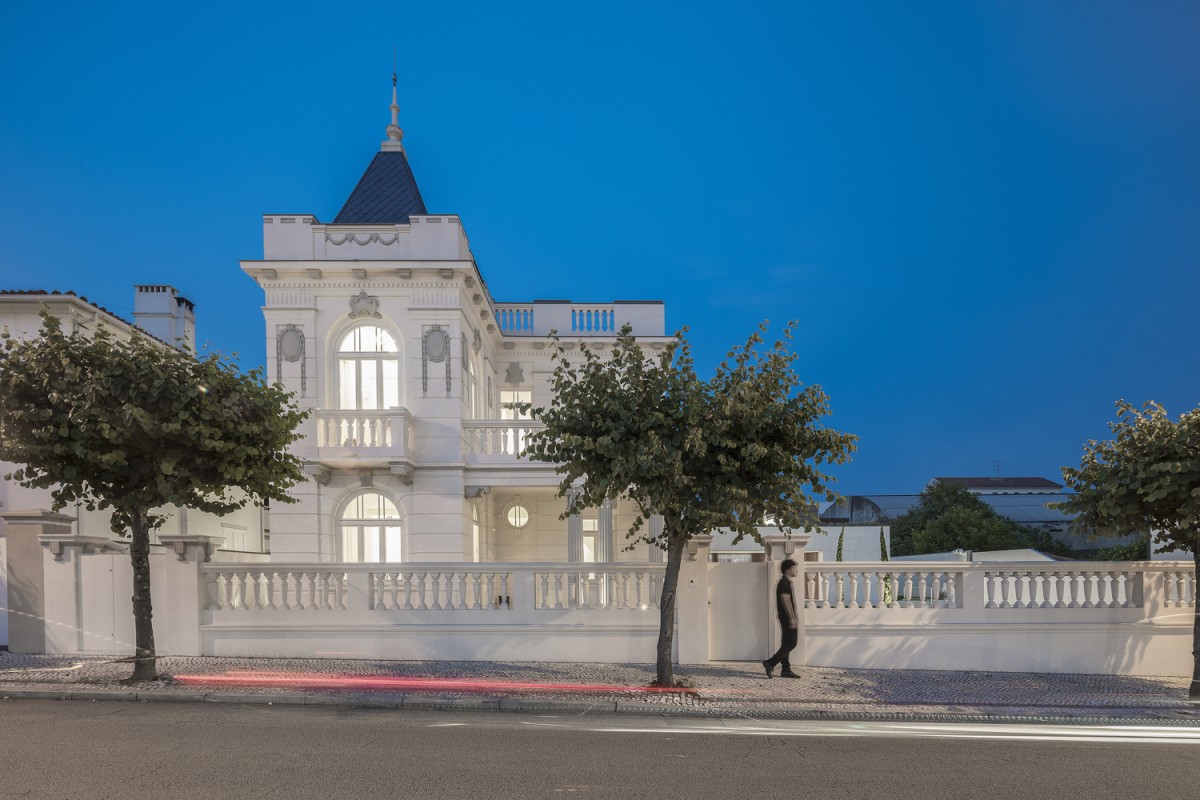 A casa iluminada, à noite