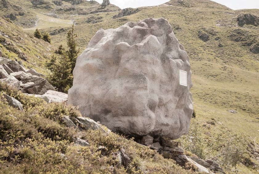 Uma cabana oculta entre as rochas