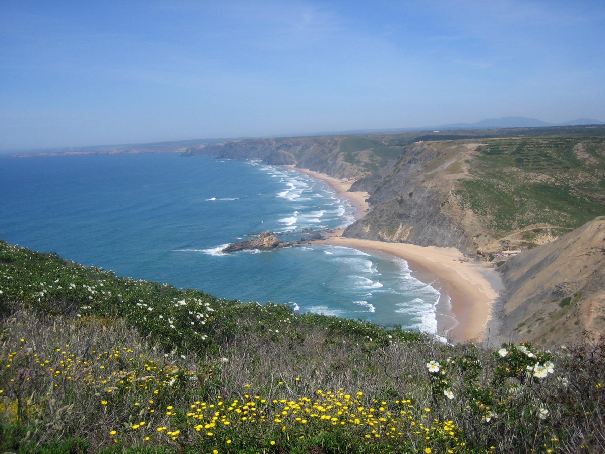 Há um "bairro de lata" com vista para o mar a nascer na Costa Alentejana