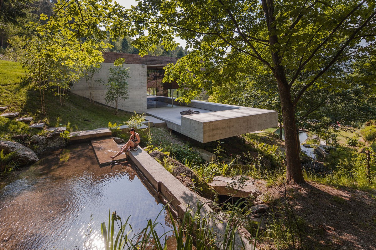 La piscine utilise l'eau d'une cascade naturelle du parc national / Hugo Carvalho Araújo