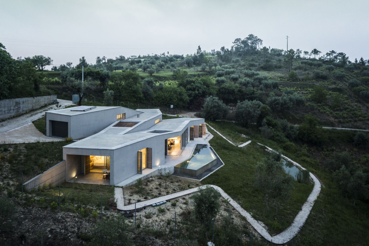 The Casa na Gateira is also known as the "snake house" / Nelson Garrido
