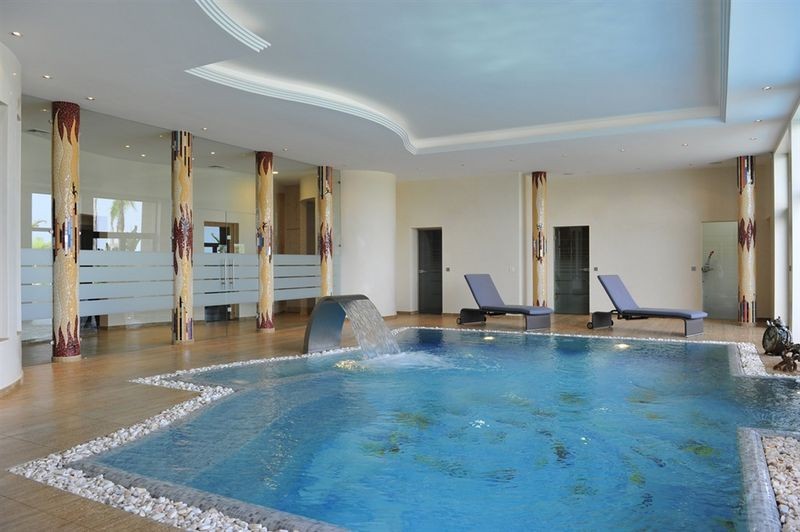 La propriété a à la fois une piscine intérieure et une piscine extérieure