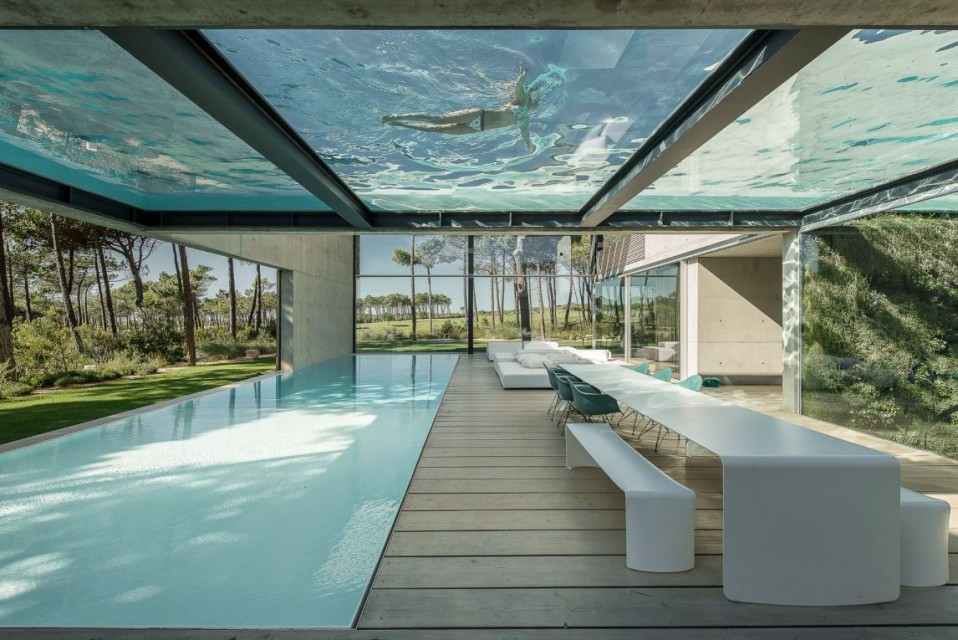 Il a une piscine à fond de verre au sommet et une autre en dessous / Ricardo Oliveira Alves Photography