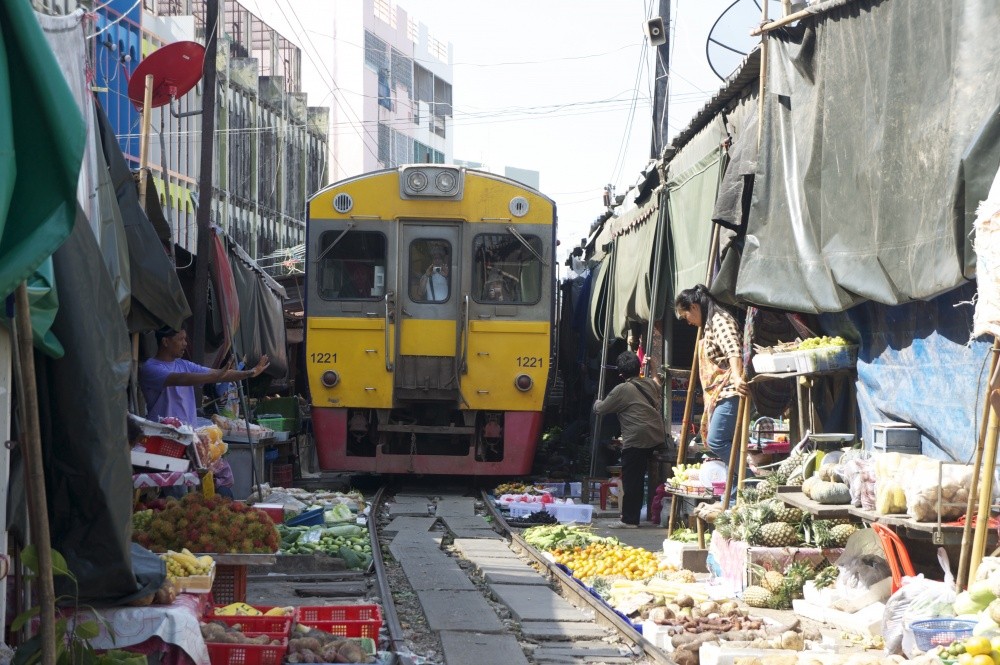 Mercado sobre a linha de comboio