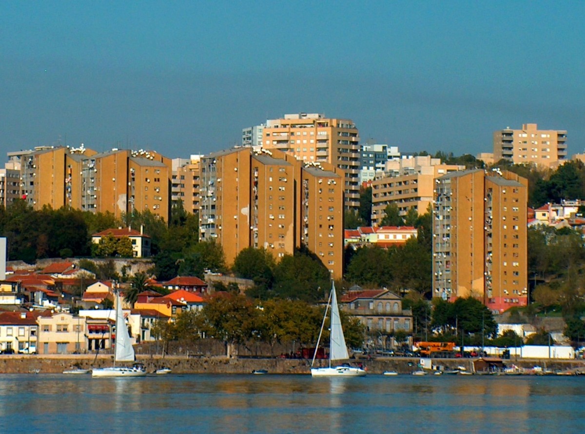 Torres do Aleixo no Porto já estão a ser desmontadas - bairro vai desaparecer